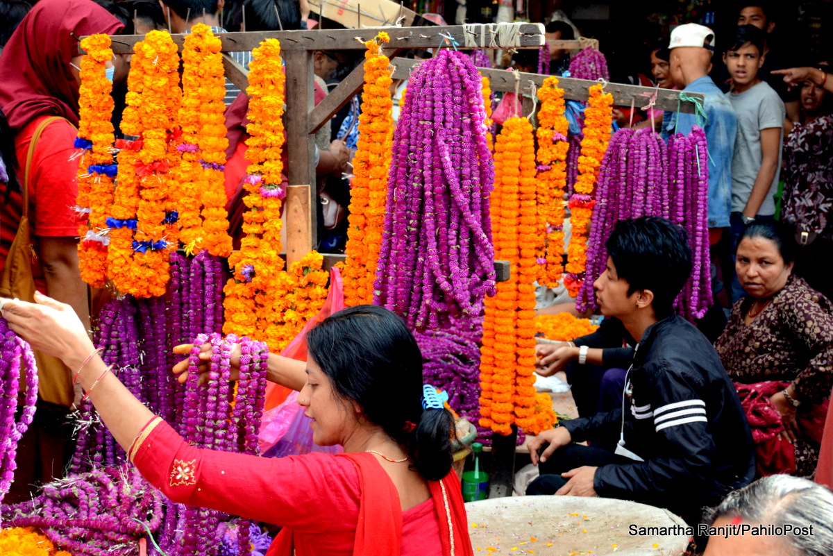 फोटोमा हेर्नुस् तिहार नजिकँदै गर्दा राजधानीमा देखिएको चहलपहल