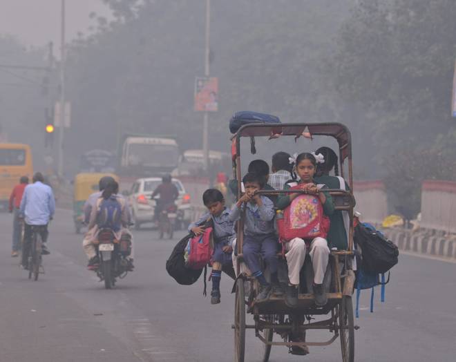 'ग्यास चेम्बर' बन्यो नयाँ दिल्ली, प्रदूषण बढेसँगै विद्यालय बन्द, बाँडियो ५० लाख मास्क