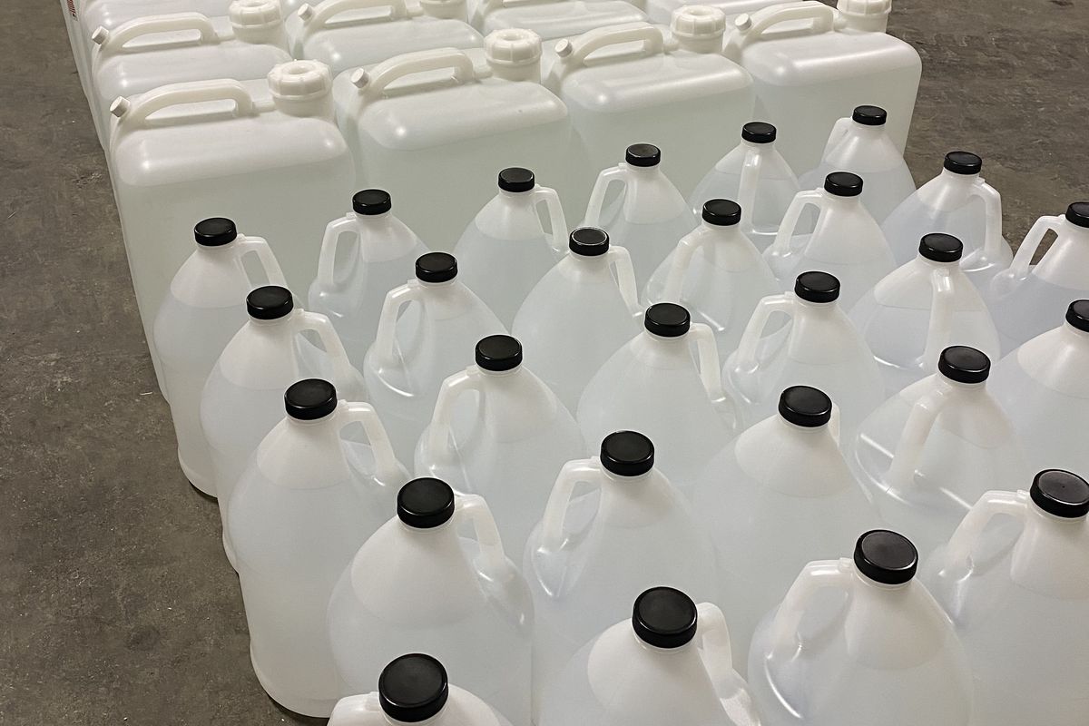 नक्कली स्यानिटाइजर उत्पादन गर्ने उद्योगमा प्रहरीको छापा, हाल्नै नहुने केमिकल राखेर भइरहेको थियो उत्पादन