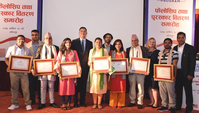 पत्रकार सविता श्रेष्ठ उत्कृष्ट खोज पत्रकारिता गरेबापत् २ लाख नगदसहित पुरस्कृत