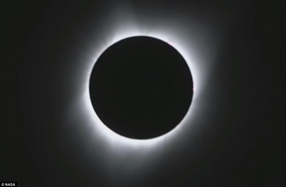 १९ फोटोमा हेर्नुस् जब अमेरिकामा दिउँसै रात पर्‍यो, ट्रम्पले ह्वाइट हाउसको बरण्डाबाट हेरे ग्रहण