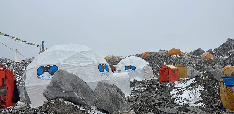 सगरमाथा क्षेत्रमा तीव्र गतिको हावा चल्दा आरोहणमा कठिनाई, अनुकूल मौसमको प्रतिक्षामा आरोहीहरु