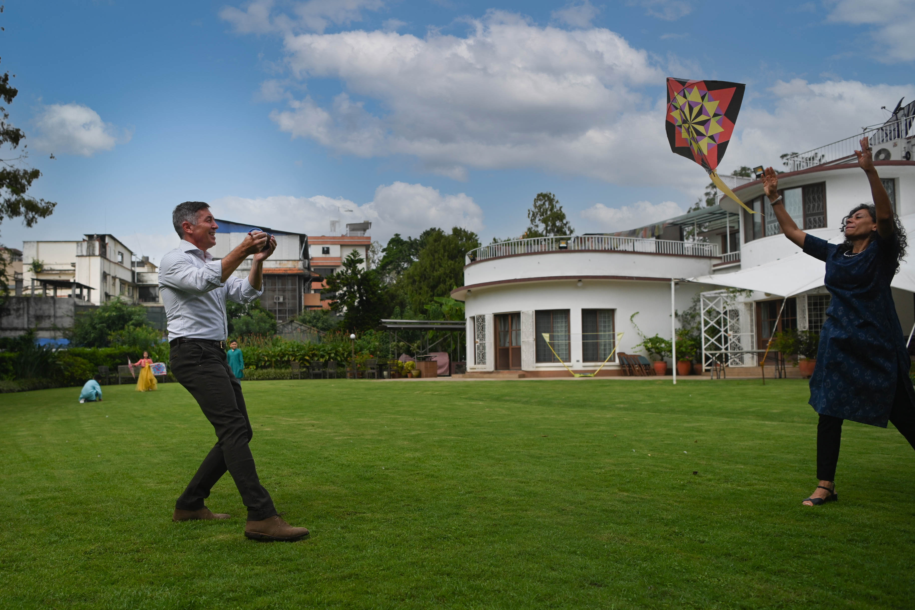 दूतावासका कमर्चारीसँग चङ्गा उडाउँदै दशैं मनाए अमेरिकी राजदूत र्‍यान्डी बेरीले