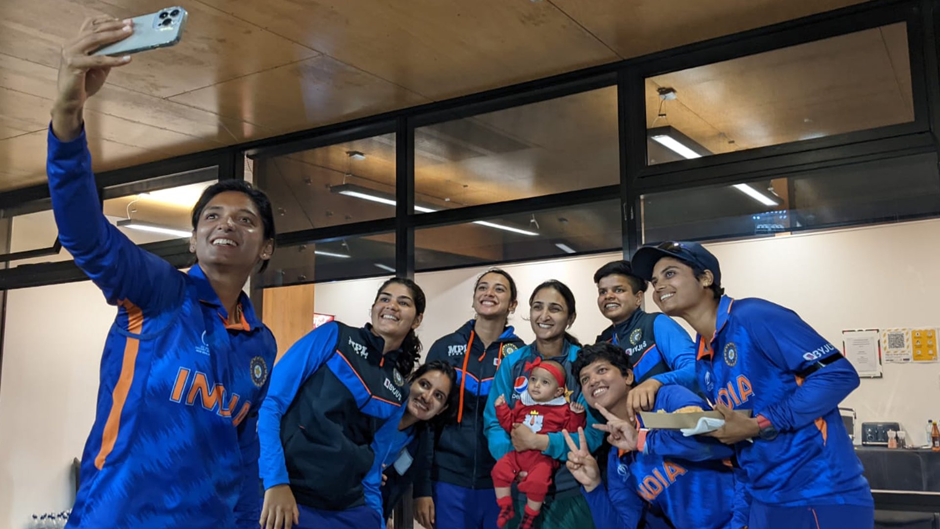 जब ६ महिने छोरी बोकेर ड्रेसिङ रुमबाट निस्किइन् पाकिस्तानी क्रिकेटर बिसमा मरुफ