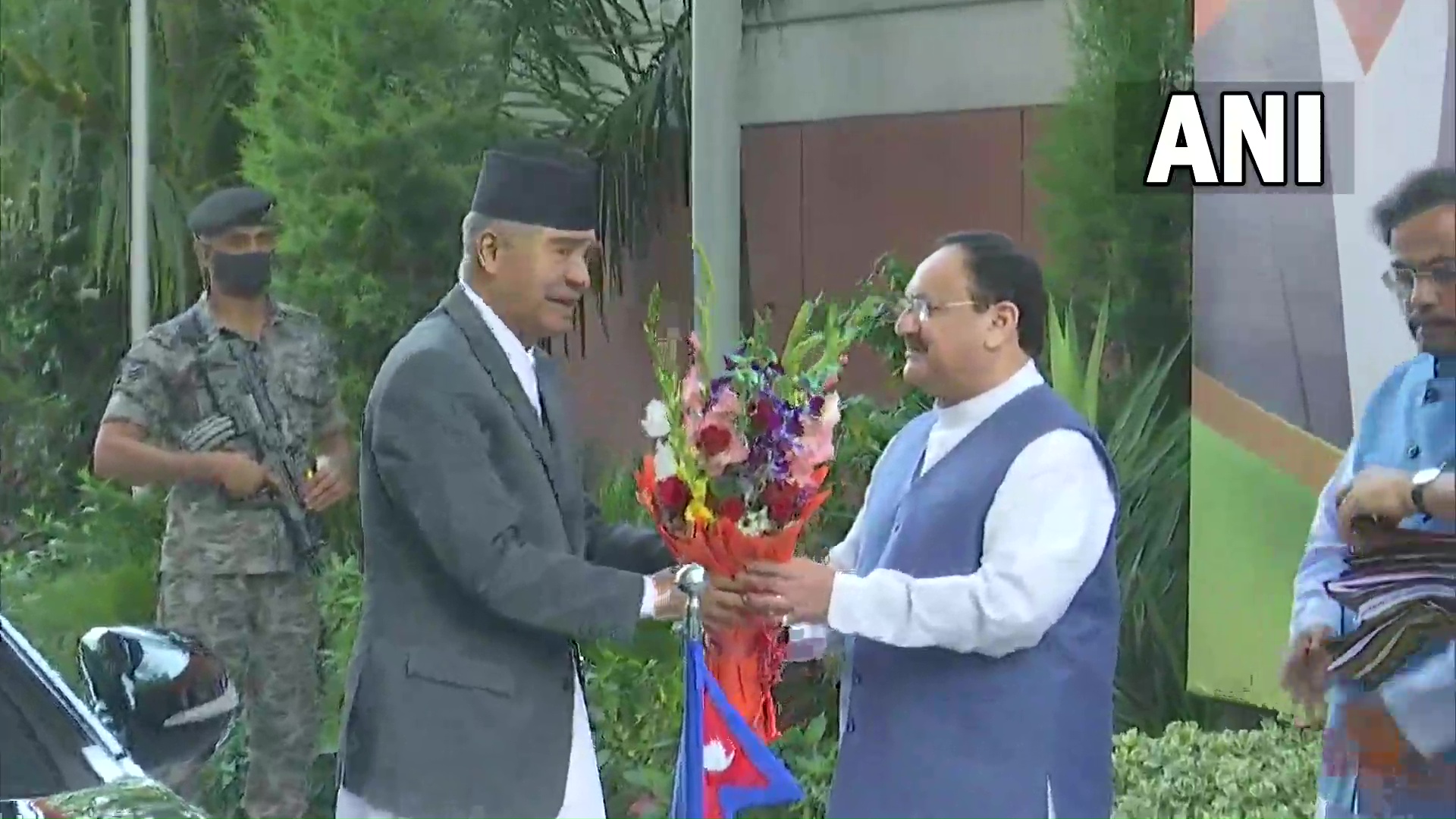 देउवा पुगे भाजपा मुख्यालय, जेपी नड्डाले गरे स्वागत