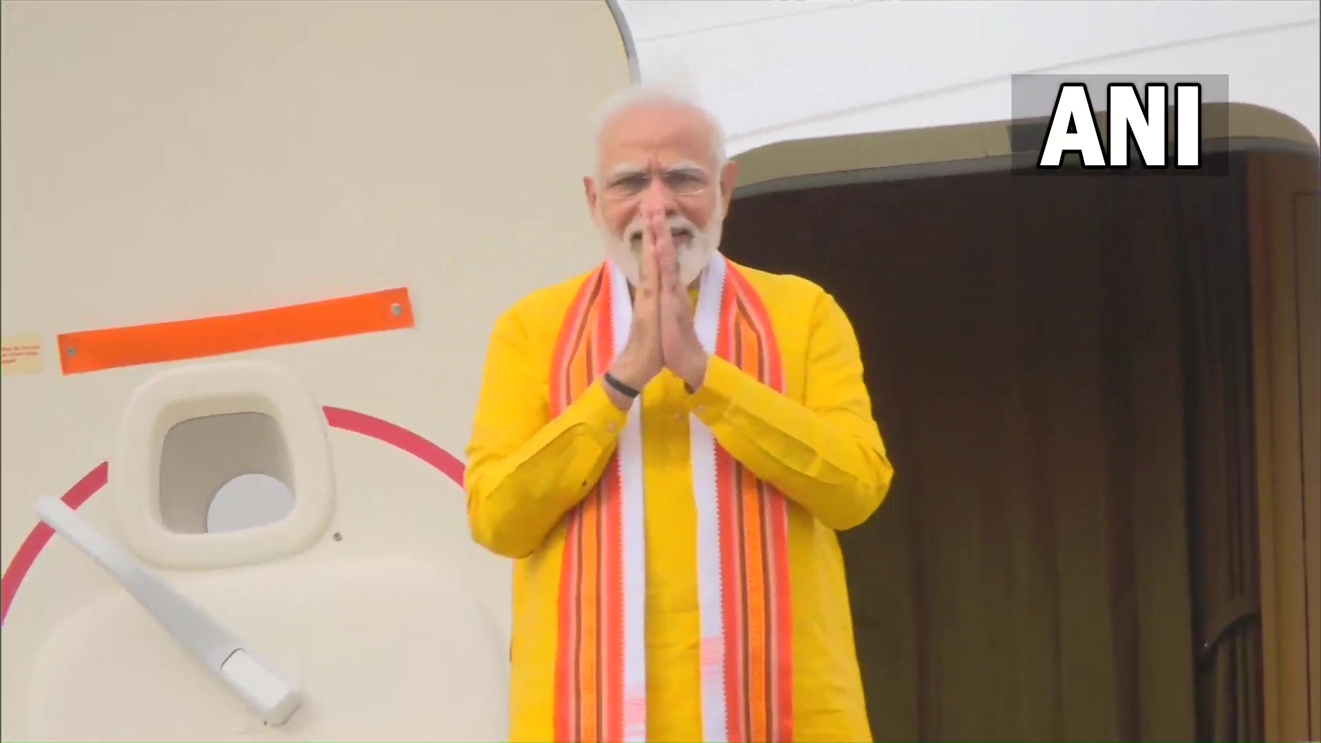 दिल्लीबाट निस्किए नरेन्द्र मोदी, केहीबेरमा लुम्बिनी पुग्दै