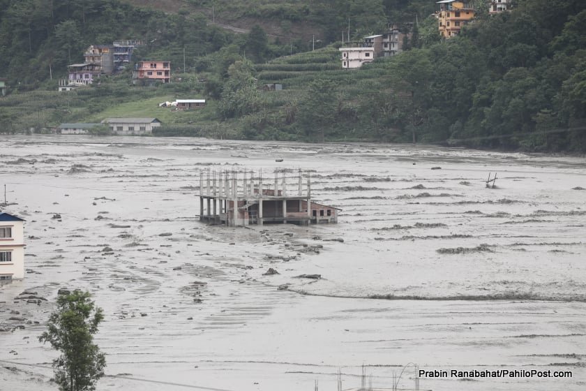 बाढीले बगायो खानेपानी आयोजना, बस्तीमा पानीको हाहाकार