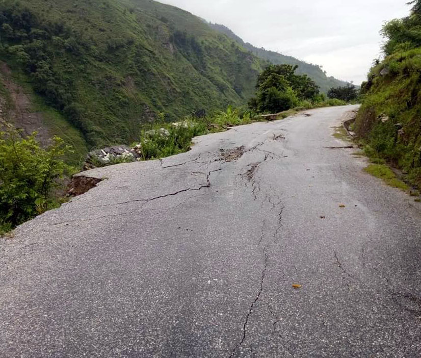 २३ बर्ष लगाएर बनेको सडक एक बर्ष नबित्दै भासियो, आठ घर विस्थापित