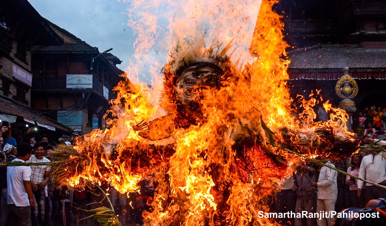 फोटोमा हेर्नुस् घण्टाकर्ण राक्षसलाई भक्तपुरमा जलाइएको दृश्य