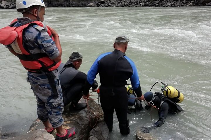 सुनकोशीमा जीप खस्दा बेपत्ता सीटीईभीटीका कर्मचारी खोज्न गोताखोरसहितको प्रहरी परिचालन