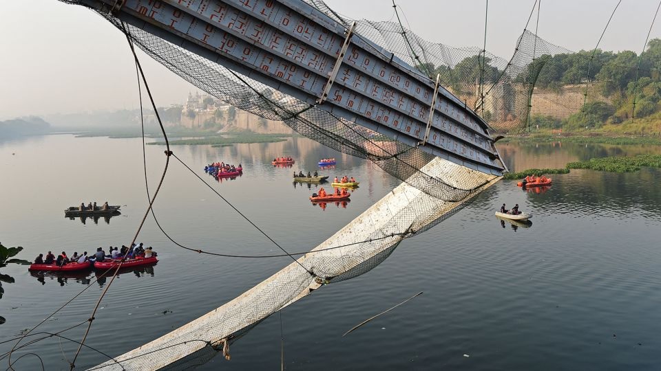 गुजरातमा पुल भत्किएर १३४ जनाको मृत्यु भएको घटनामा नौ जना पक्राउ