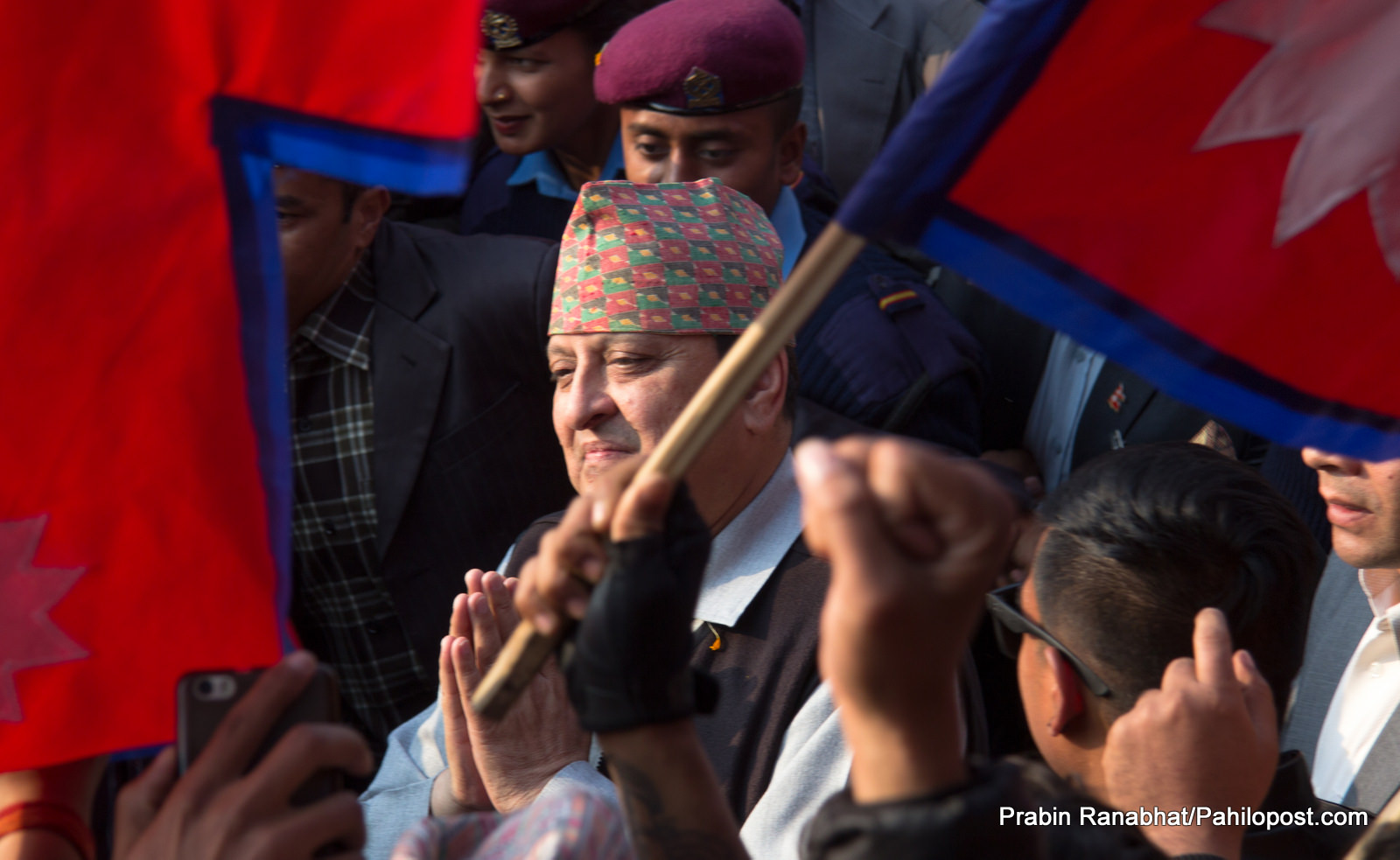 भारतबाट फर्किएका राजालाई देश बचाउन गुहार, फूलमाला दिन नपाउँदा राजावादी हिस्स