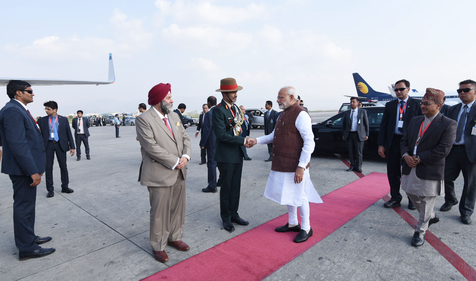 ओलीलाई पुनः भारत भ्रमणको निम्तो दिएर फर्किए मोदी