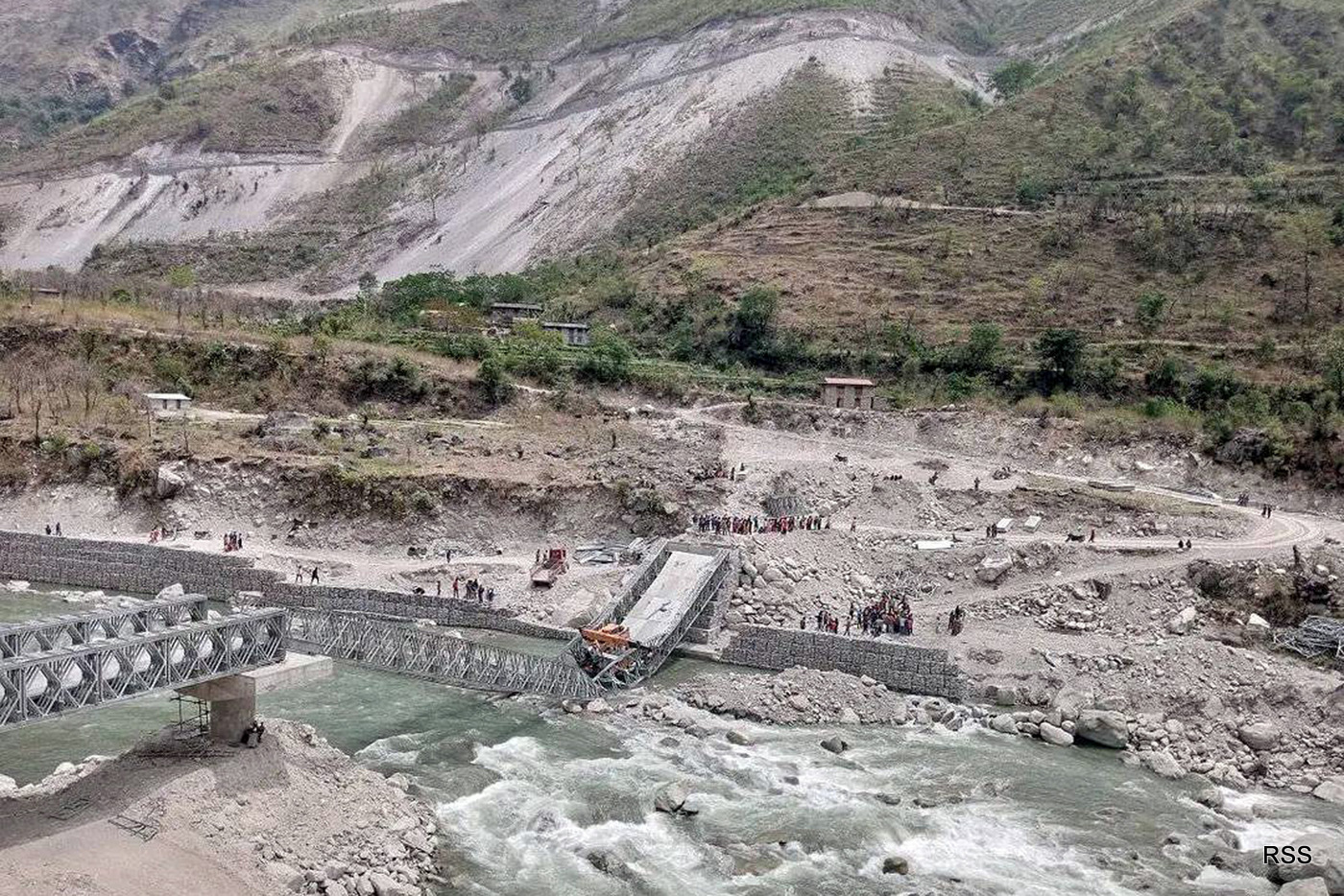 भेरी नदीमा निर्माणाधीन बेलिब्रिज भाँचिदा चार जनाको मृत्यु