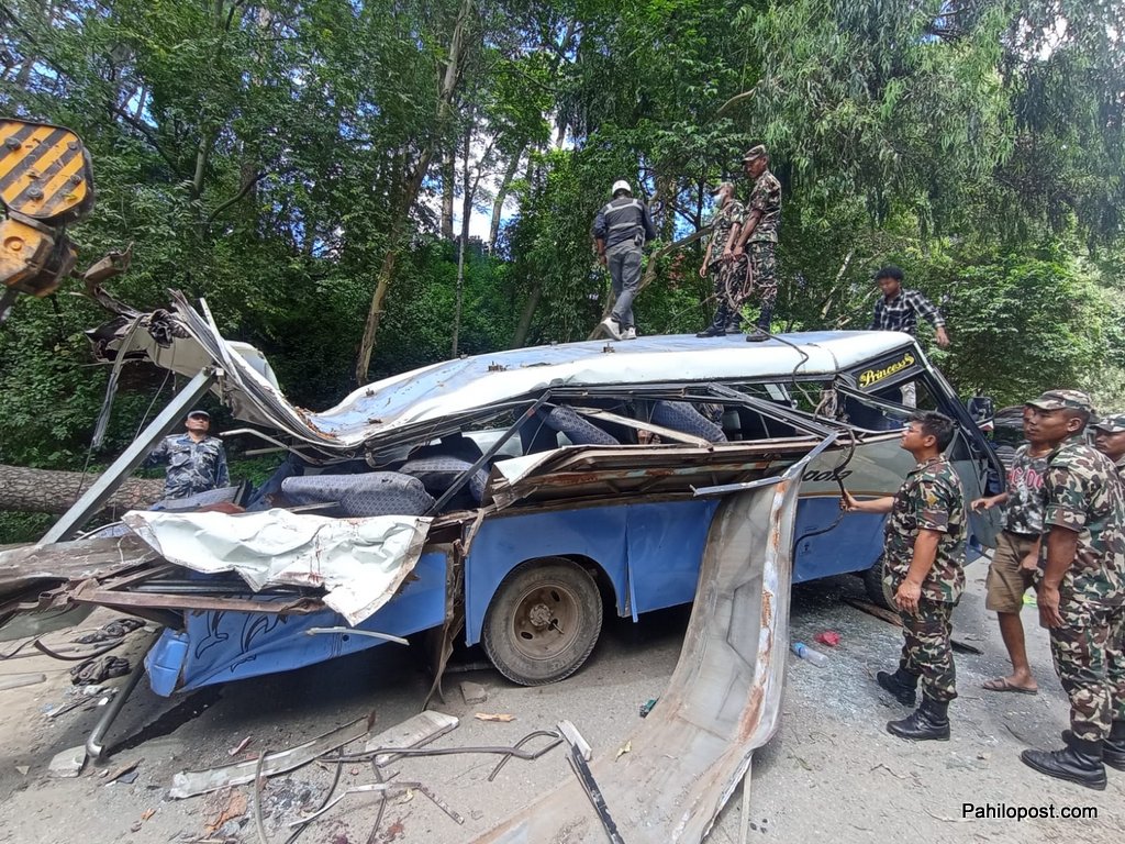 भक्तपुरमा रुखले बस र स्कुटर च्याप्दा घाइते भएकाहरुको यथाशीघ्र उपचारको व्यवस्था गर्न गृहमन्त्रीको निर्देशन