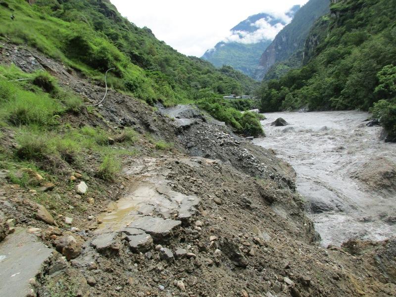 म्याग्दीमा जमिन चिरिएर पहिरो जान थालेपछि २२ घरधुरी विस्थापनको खतरामा