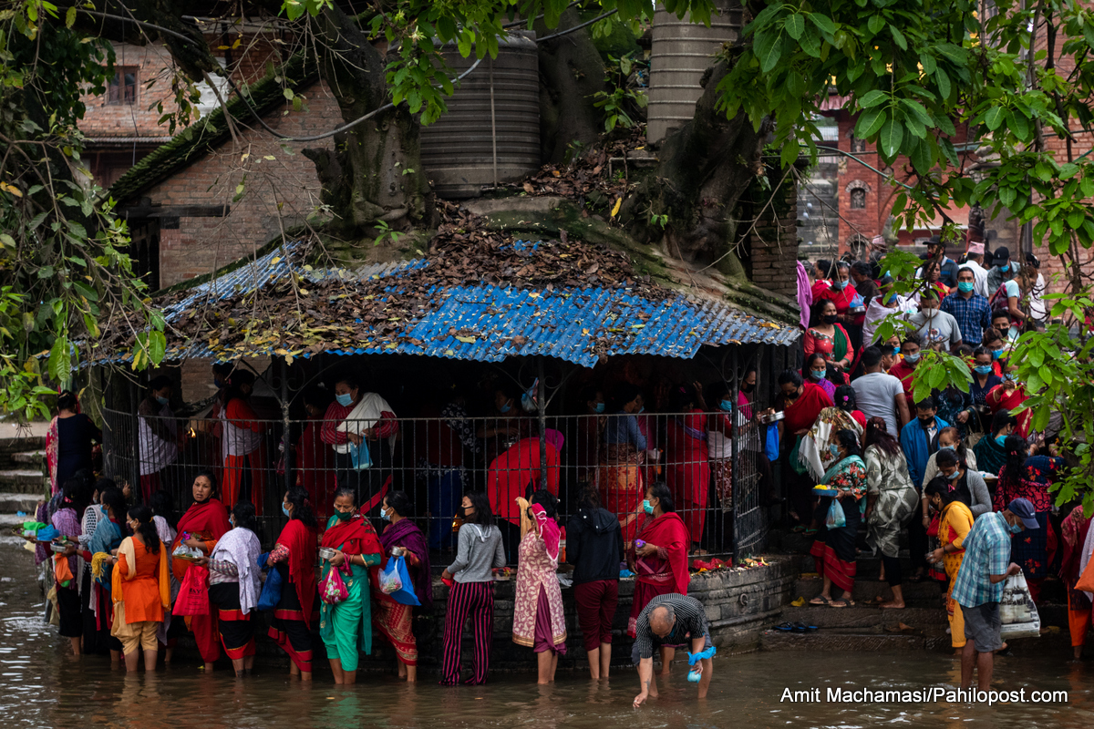 निषेध भए पनि हनुमन्तेमा औंशीको दिन बिहानै भिड हेर्नुस्