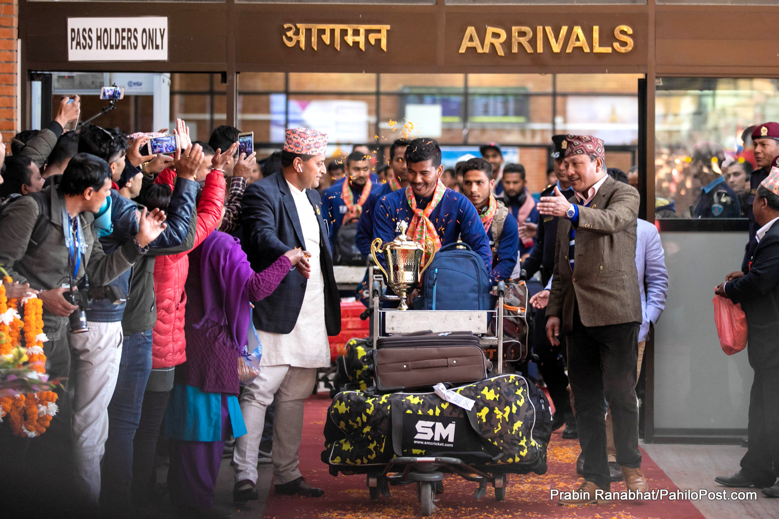 ऐतिहासिक सिरिज जितेको नेपाली क्रिकेट टोलीलाई 'रेड कार्पेट' स्वागत, फोटोमा हेर्नुस्