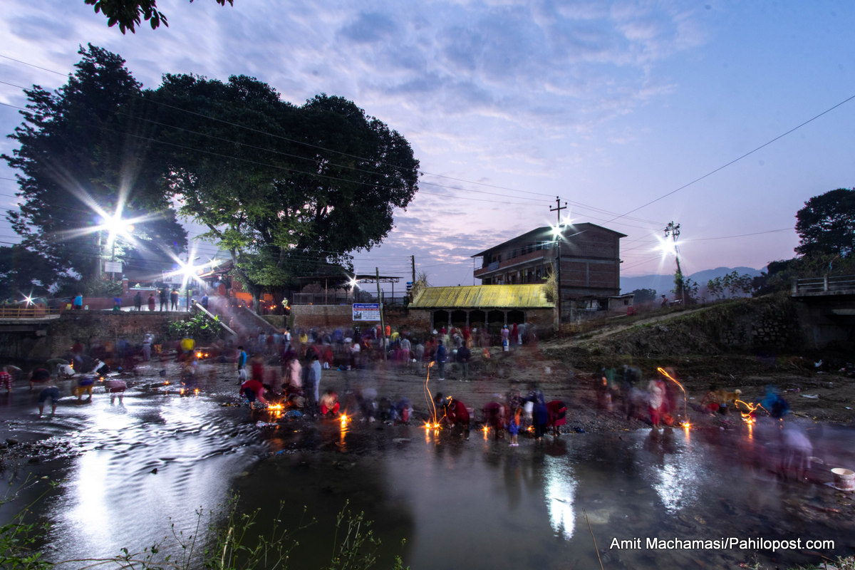 दशैंको पहिलो दिनको बिहानी दृष्य : ब्रम्हायणी मन्दिर बन्द, बाहिरैबाट भक्तजनको पूजा