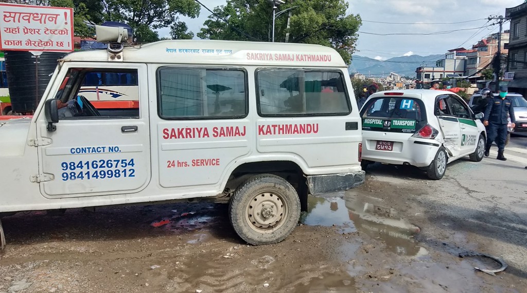 अत्यधिक मादक पदार्थ सेवन गरी एम्बुलेन्स चलाउँदा दुर्घटना, कार चालक घाइते