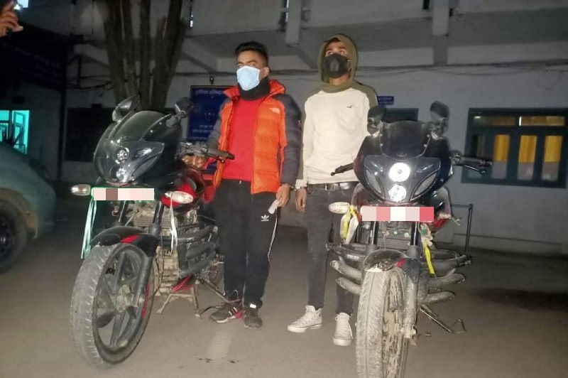 चोरीको मोटरसाइकलसहित दुई जना पक्राउ