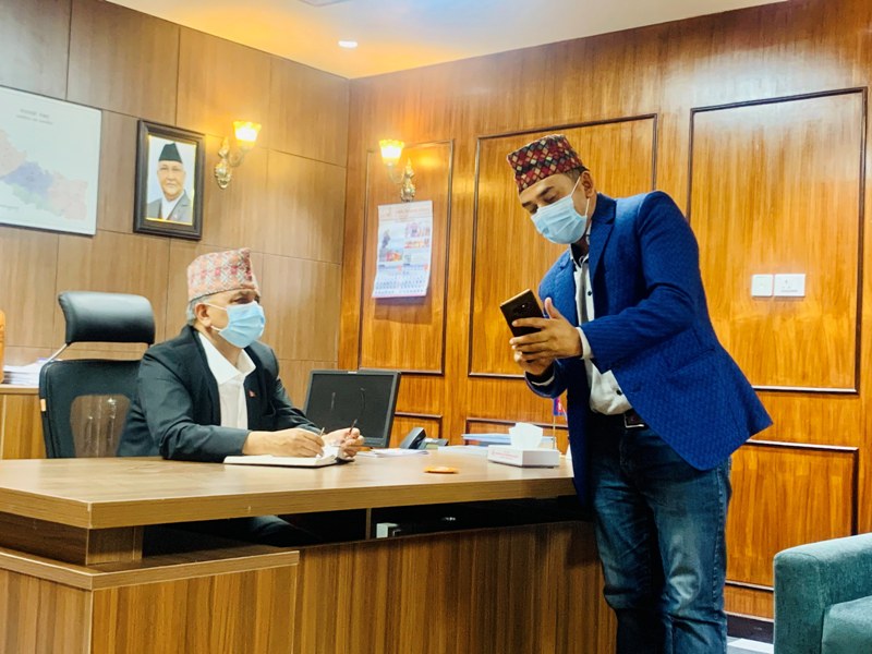 उपप्रधानमन्त्री पोखरेलले ‘धुर्मुस’लाई सिंहदरबार बोलाएर सोधे रंगशालाबारे, बल्ल राज्य छ भन्ने महसुस भयो : धुर्मुस