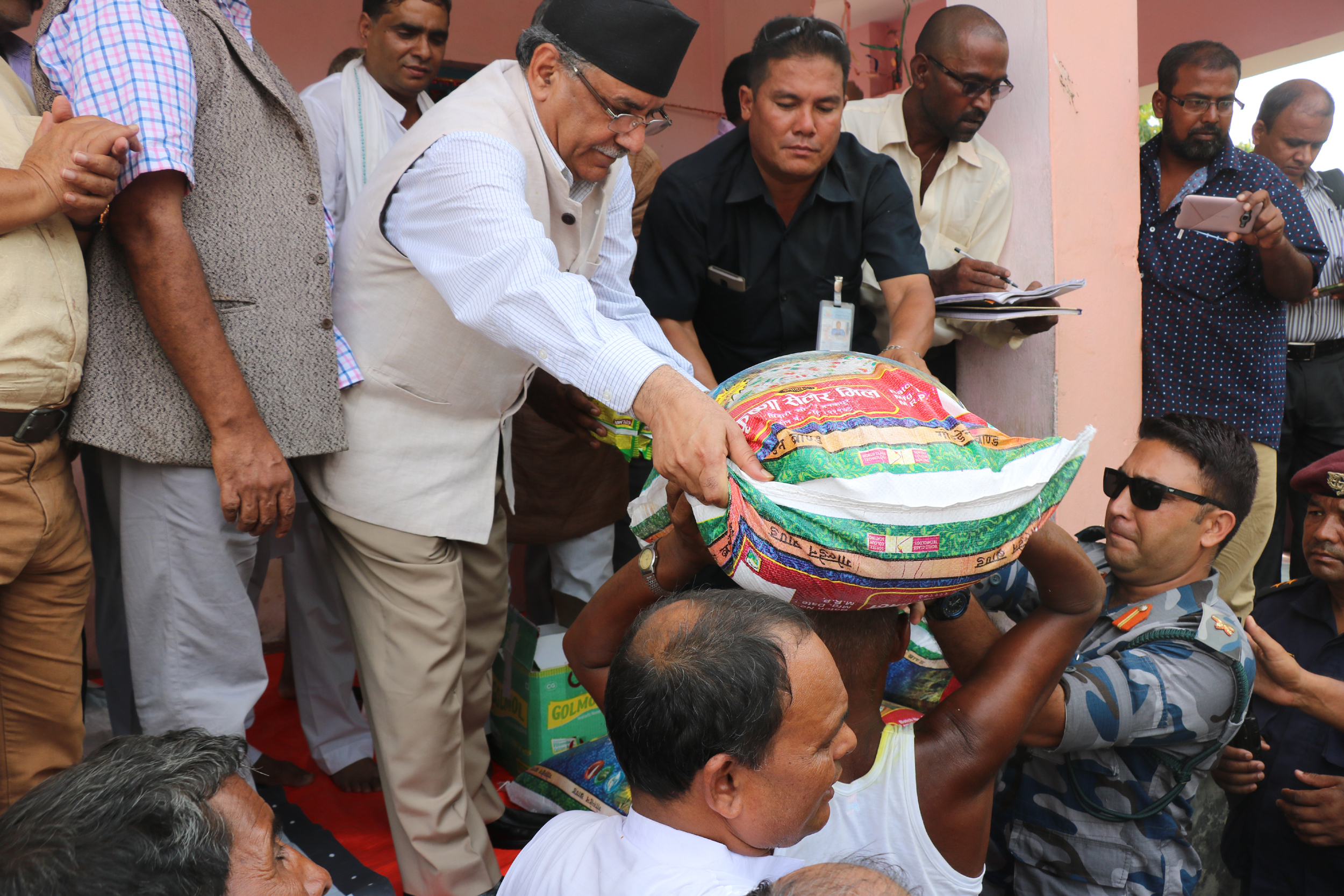 प्रचण्डद्वारा जनकपुरका बाढीपीडितलाई राहत बितरण, सहयाेगका लागि जुट्न सवैलाई आग्रह