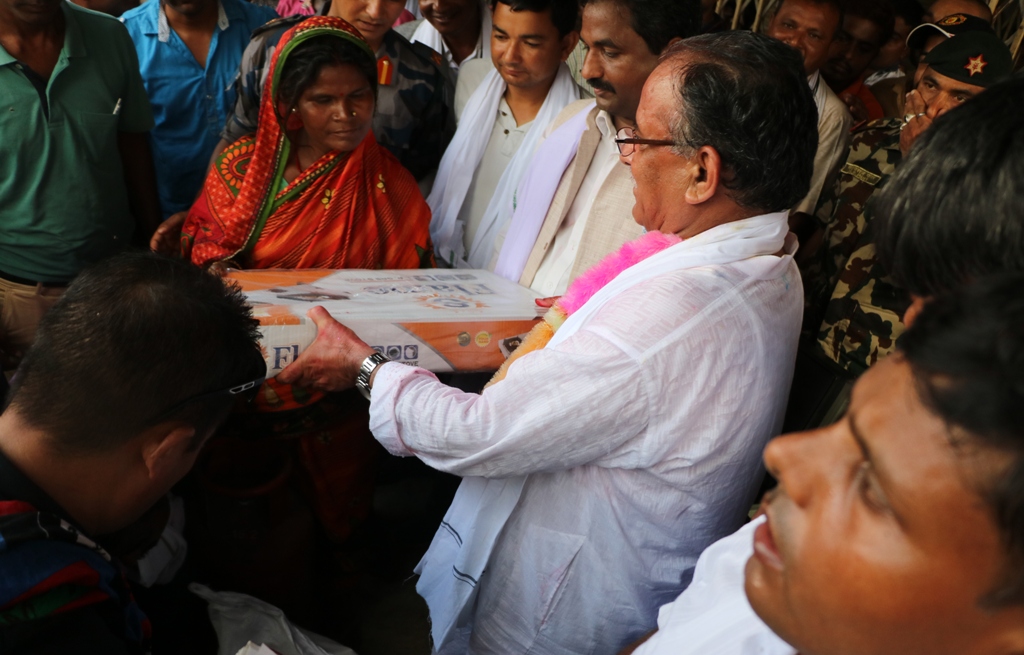 रौतहटमा प्रचण्डले बाँडे एक हजार परिवारलाई ग्याँस सिलिण्डर