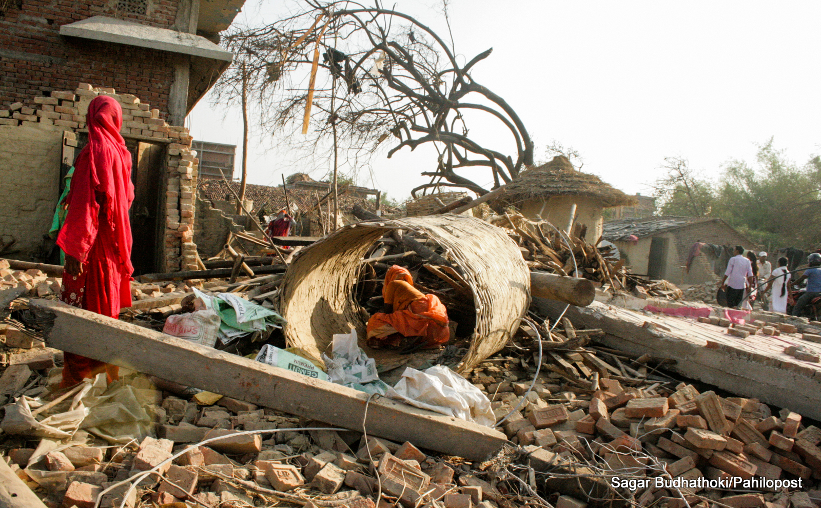 आँधी प्रभावित क्षेत्रमा दुई दिन : हुरीको वितण्डाले उजाड गाउँको उजाडिएको मन