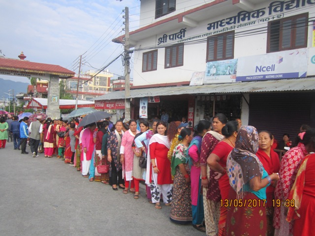 फोटोमा हेर्नुस्, पोखरामा मतदानका लागि लामबद्ध मतादाता