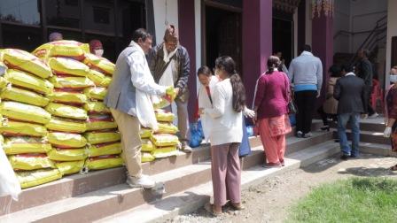 काठमाडौंमा रहेका खोटाङका विद्यार्थी र मजदूरलाई राहत