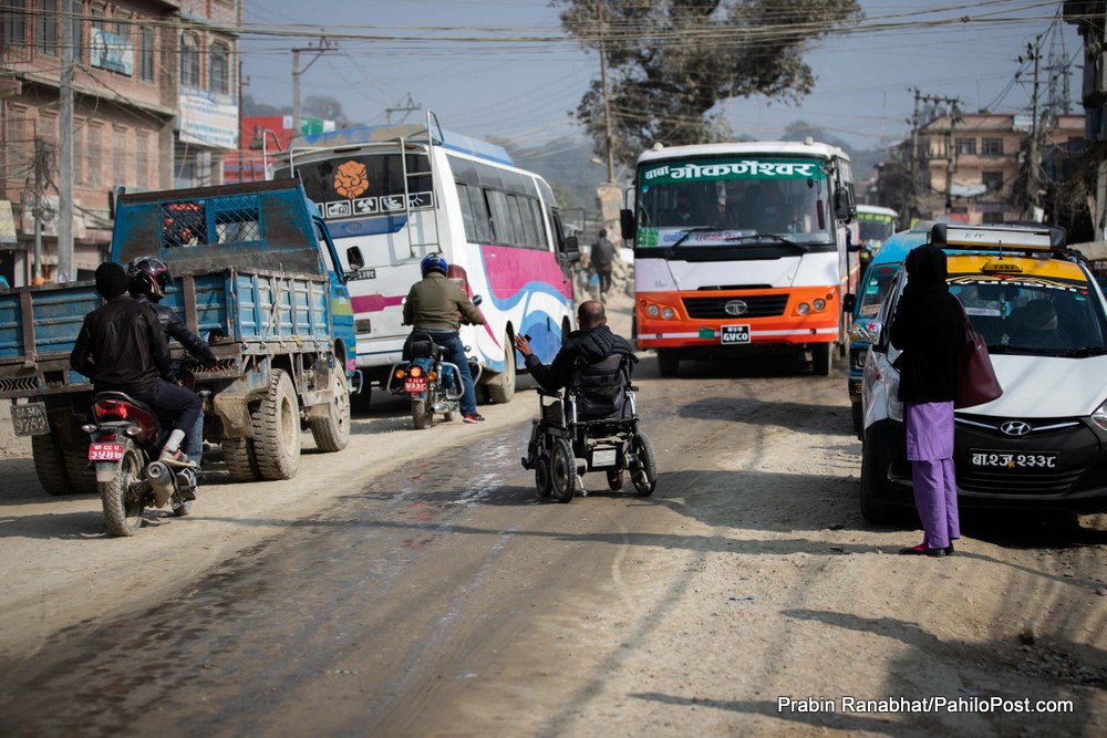 ह्विलचियरमा यात्रा गर्नेहरुको सकस : 'हिमाली पास पार गर्नभन्दा कठिन भो बाटो'