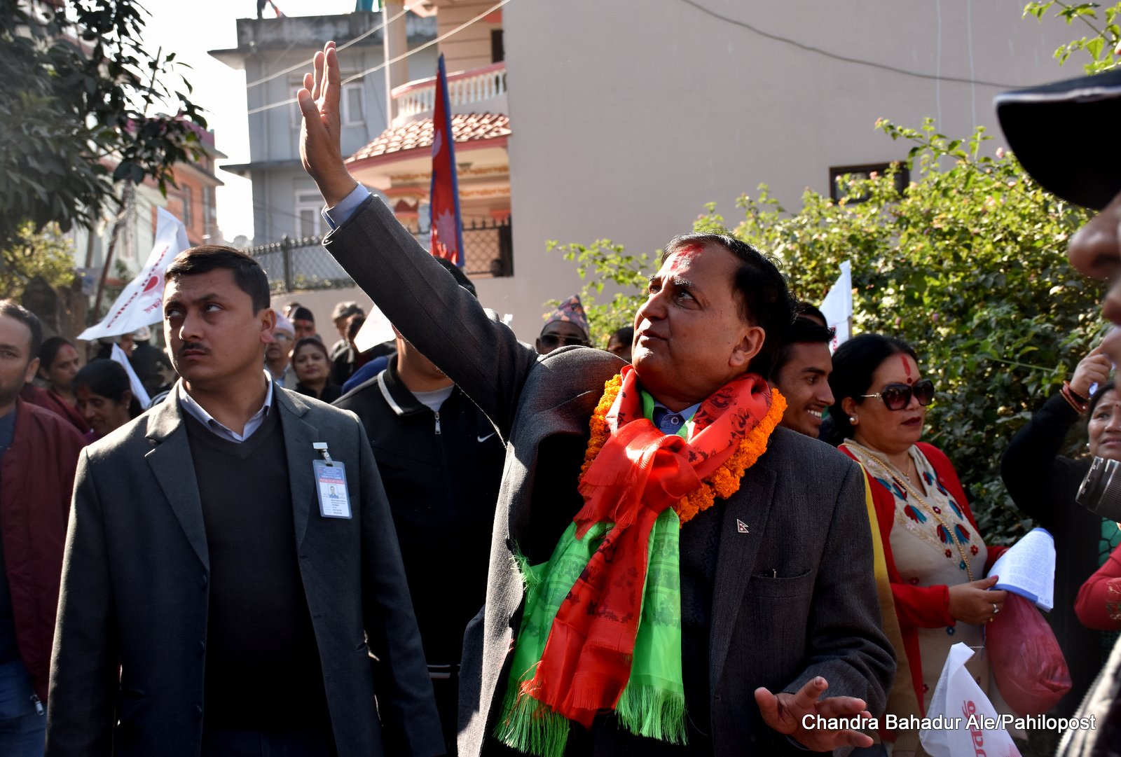 ईश्वर पोखरेलको घरदैलोः साढे दुई घण्टामा चार सय घरमा 