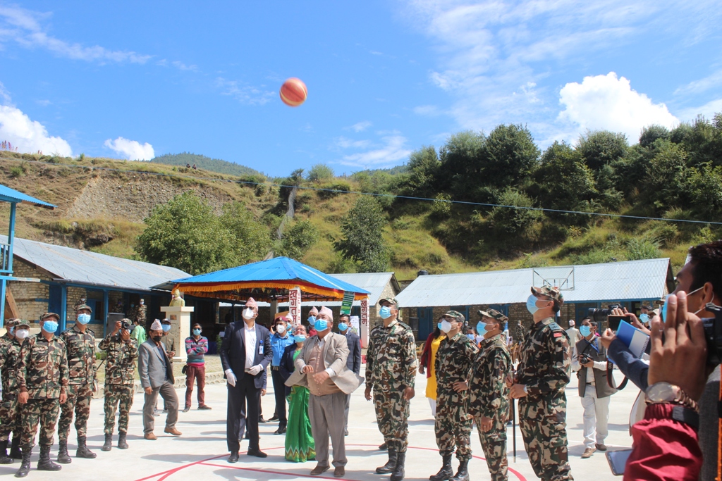 कतै विद्यालय भवन बनाउँदै त कतै बाटो, नागरिकसँग जोडिनेगरी सेनाको सक्रियता