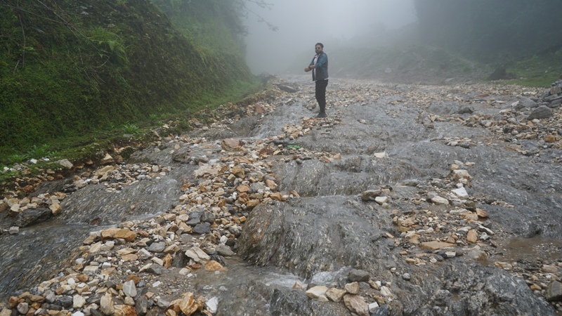 पहिरोले उत्तर-दक्षिण कोशी राजमार्ग अवरुद्ध, कहिले खुल्छ छैन यकिन