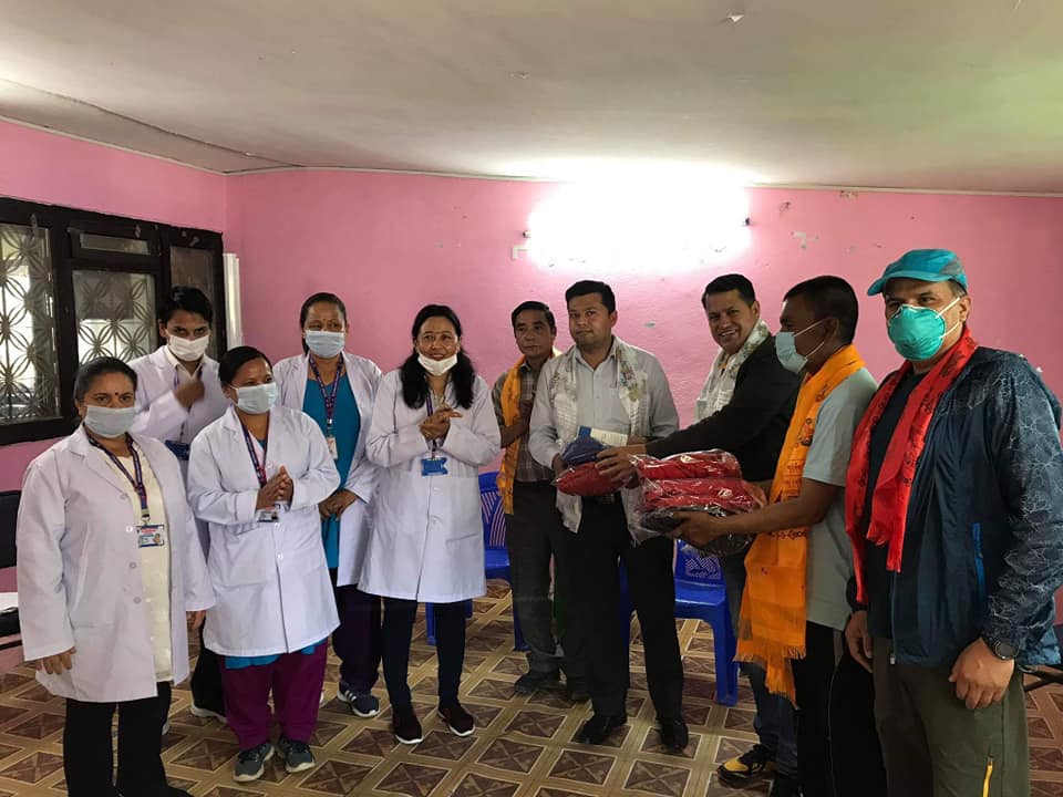 जोरपाटी स्वास्थ्य चौकीलाई लायन्सका पूर्वगर्भनर सुवेदीको स्वास्थ्य सामग्री सहयोग