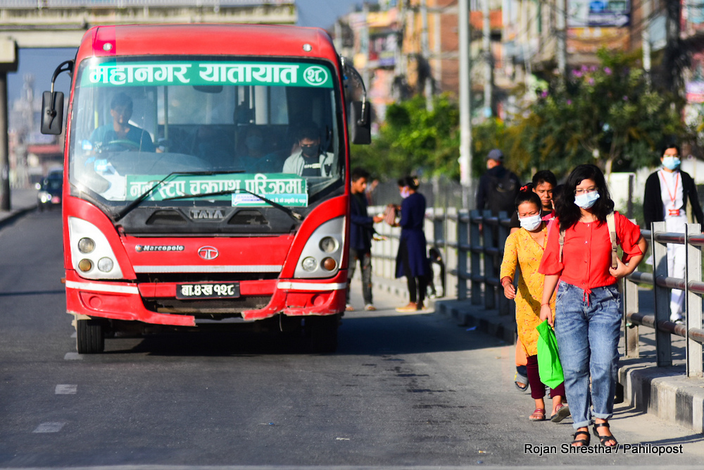 कोटेश्वरमा एक बसमाथि ढुंगा प्रहार, उपत्यकाबाट १६ जना बन्दकर्ता पक्राउ