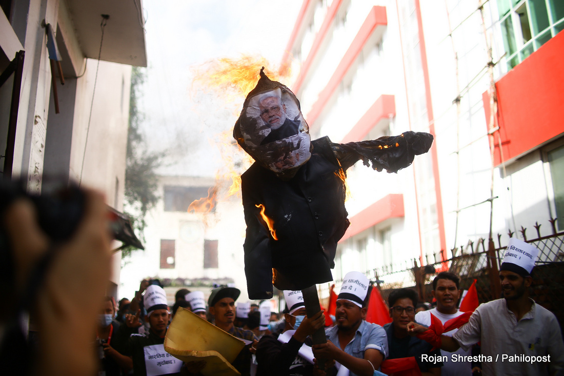 जयसिंह धामी बेपत्ता प्रकरण : एकीकृत समाजवादीका कार्यकर्ताले जलाए मोदीको पुतला
