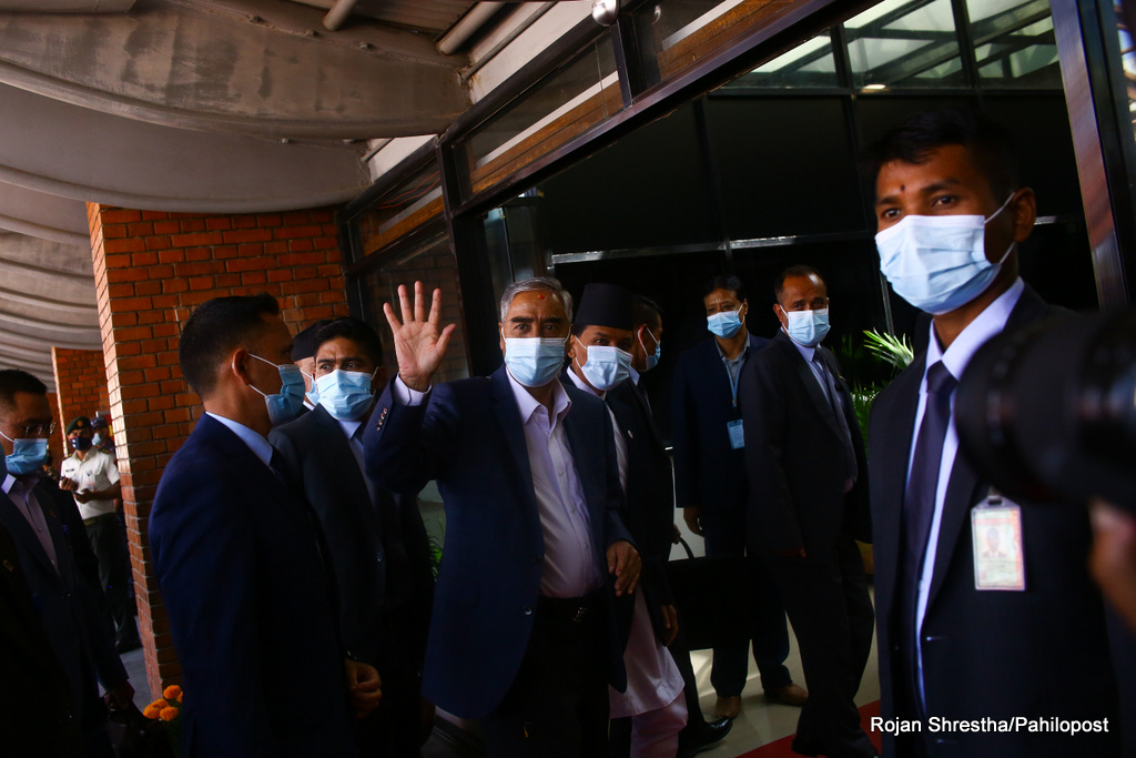 प्रधानमन्त्री शेरबहादुर देउबा बेलायत प्रस्थान गर्दा विमानस्थलमा देखिएका दृष्य