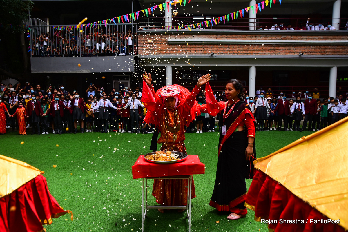 विद्यालयमा रथ तान्दै इन्द्रजात्रा : लाखे बनेर विद्यार्थीले नृत्य देखाए, निकाले पुलुकिसी