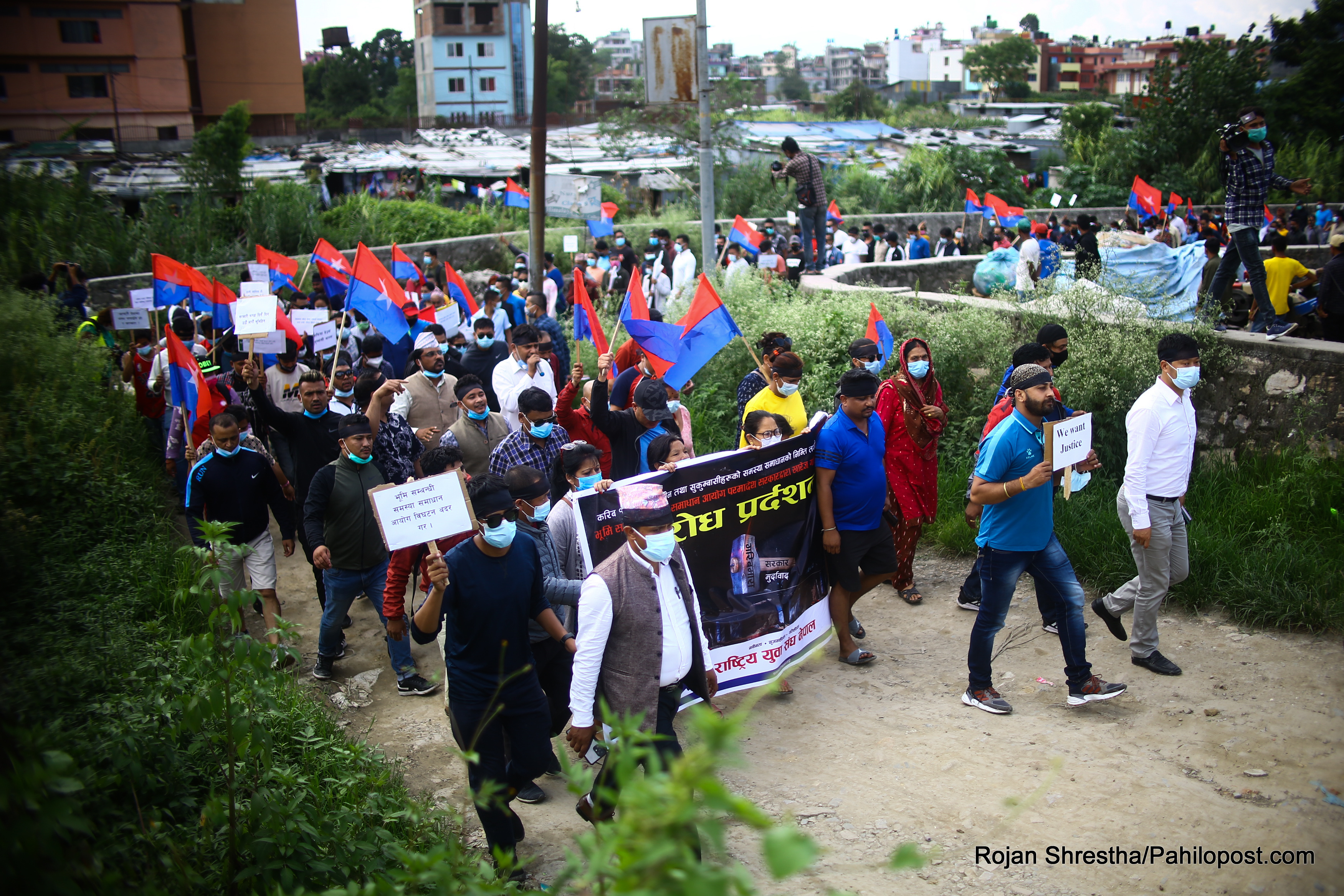 भूमिसम्बन्धी समस्या समाधान आयोग विघटन गर्ने निर्णयविरुद्ध मनोहरा सुकुम्बासी बस्तीमा प्रदर्शन