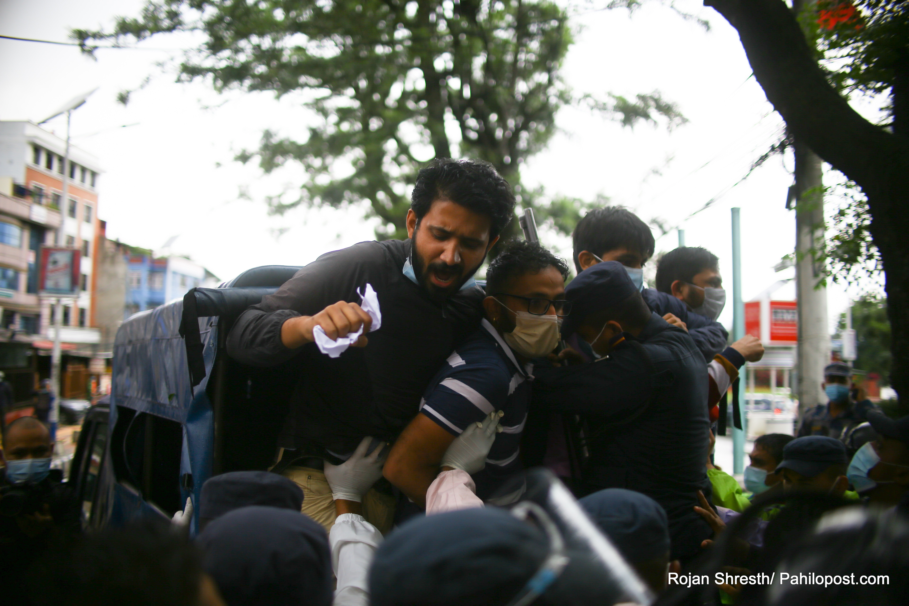 सरकारको बिरुद्ध आज काठमाडौं उपत्यकाभित्र प्रर्दशन, प्रदर्शनकारी समात्दै प्रहरी