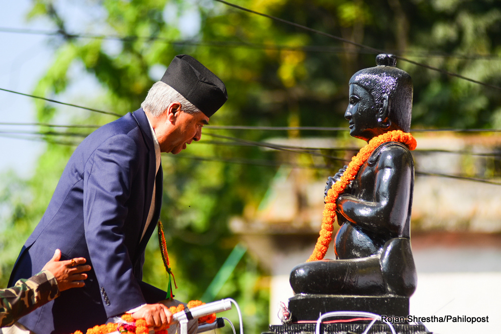 भक्तपुर पुगेर प्रधानमन्त्री देउवाद्वारा शंखधरको शालिकमा माल्यार्पण, हेर्नुस् दृश्यमा