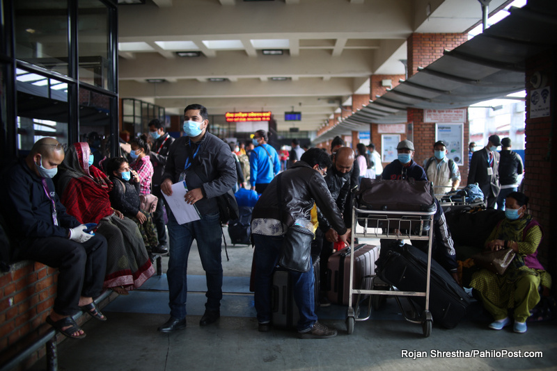 विमानस्थलको फरक दृश्य : कोरोना कहरमा देश छाड्नेको लर्को, हतारोमा पालना छैन स्वास्थ्य मापदण्ड