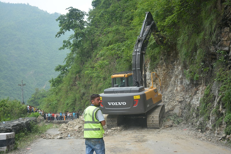 आँबुखैरेनीको सडक भासिएको ठाउँमा भित्ता काट्ने काम जारी, बिहान सडक रोकेरै हुन्छ काम