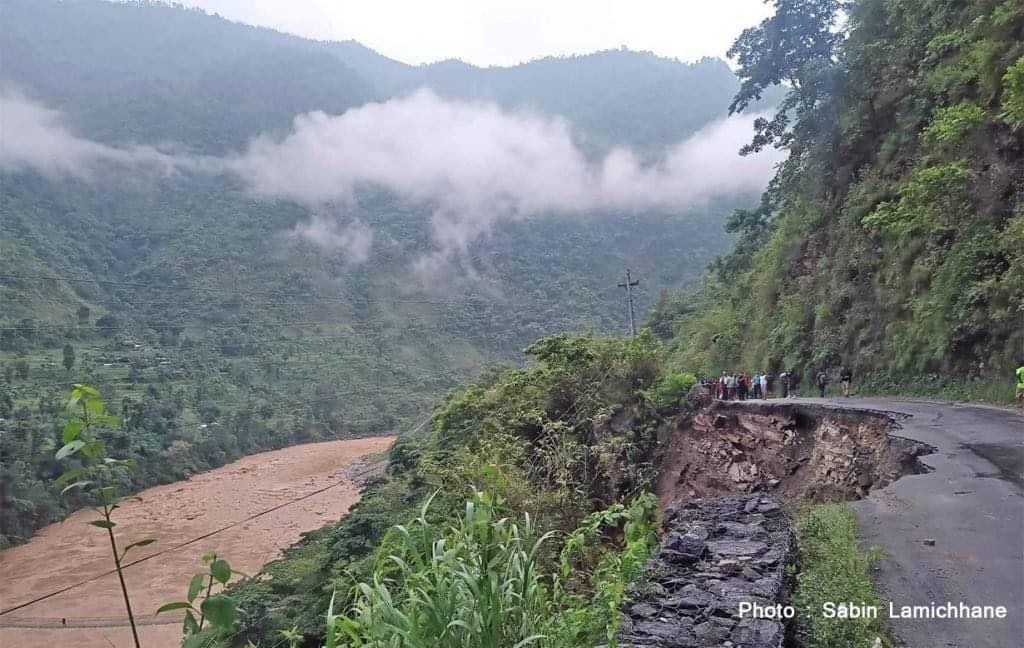 मनसुनको प्रभावले देशभर वर्षा : विभिन्न स्थानमा बाढी र पहिरोका कारण सडक अवरुद्ध, बढ्यो जोखिम