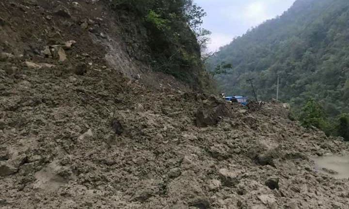 चितवनको मौरी खोला पुल नजिकै पहिरो, भारतीय ट्रकमा सवार सबैको सकुशल उद्धार