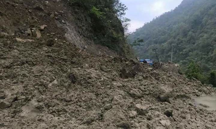 मुग्लिन नारायणगढ सडक खण्ड अवरुद्ध