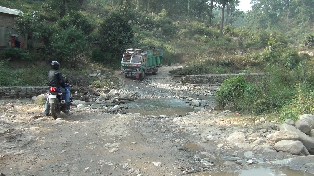 पञ्चायतले खनेको सडकको नाम फेरियो, चुनावी नारा बनाएर कोही सांसद बने कोही मन्त्री : तर ३६ सालको बाटो उस्तै