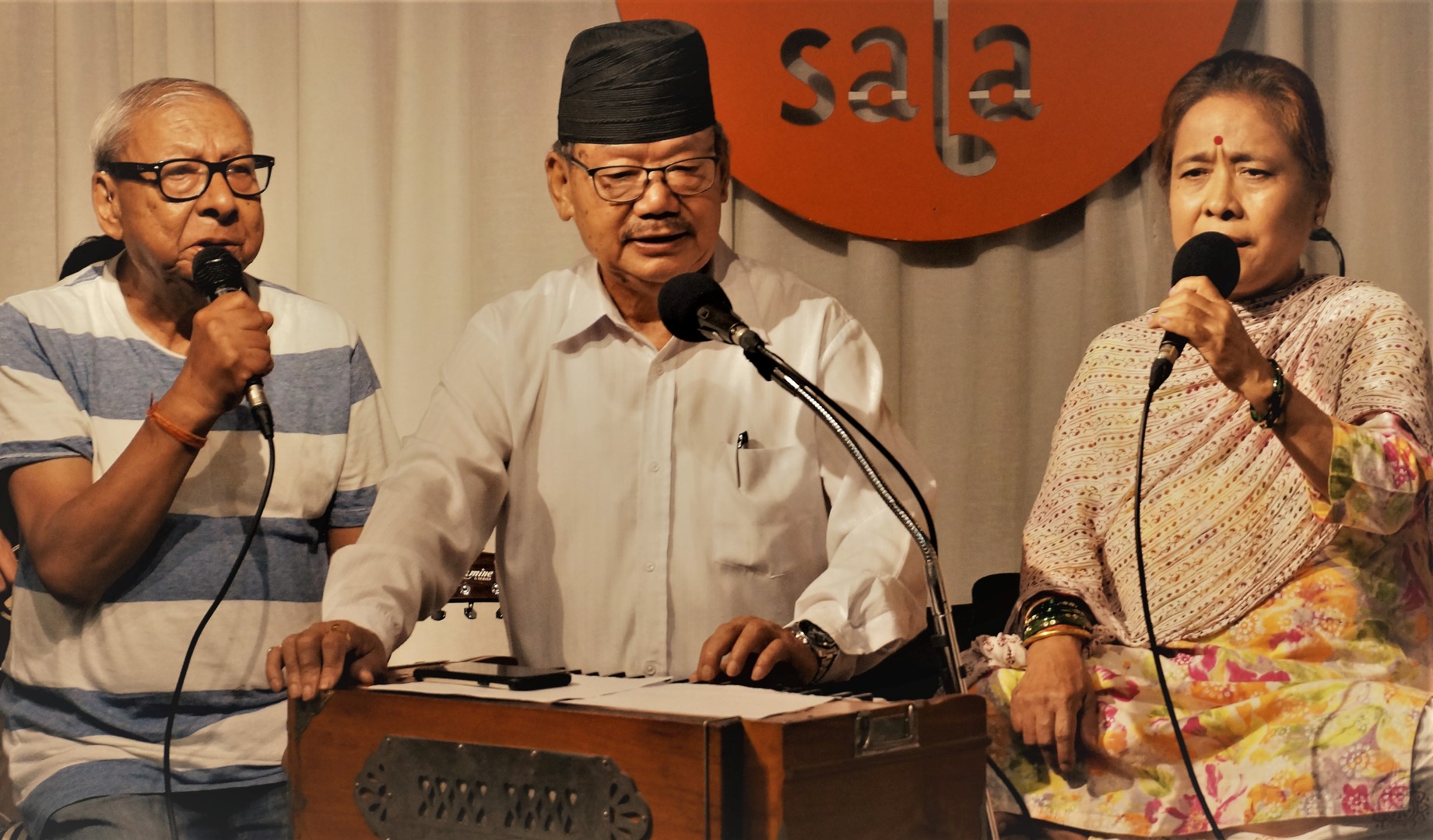 यो महिना 'आर' शालामा 'पलेँटी' कस्दै लेकालीका गणेश रसिक, हिरण्य भोजपुरे र उर्मिला श्रेष्ठ